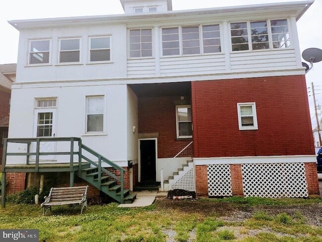 Building Photo - 233 E Pitt St
