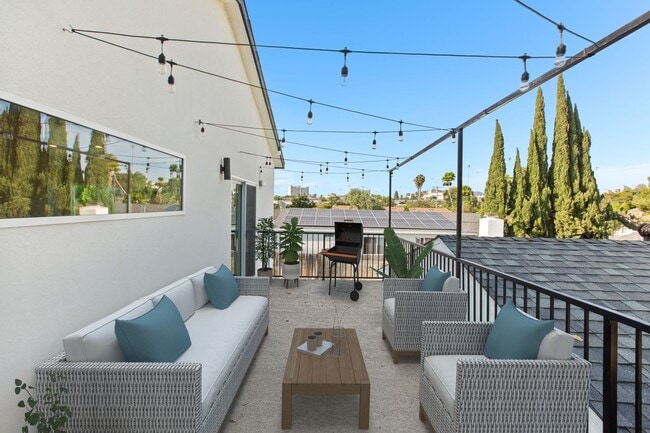 Building Photo - Private balcony + private patio!