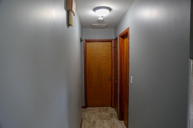 Building Photo - 631 Elm St