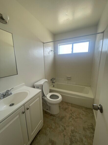 Bathroom w/ tub - 13429 Davenport St