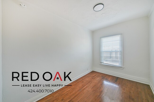 Building Photo - Sun-Drenched One Bedroom with Hardwood Flo...