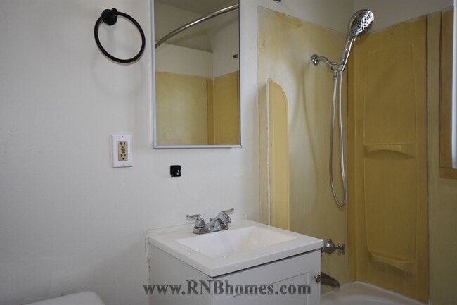 Building Photo - 2101 Bell Ave