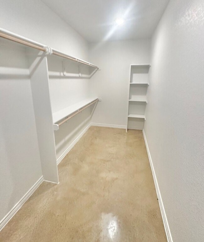 Building Photo - AVAILABLE NOW! - FIRST MONTH FREE