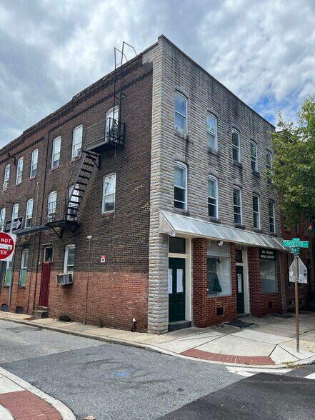 Building Photo - 1721 Bank St