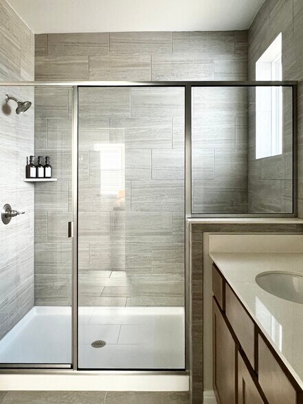Primary Bath - 1025 Harwell Loop