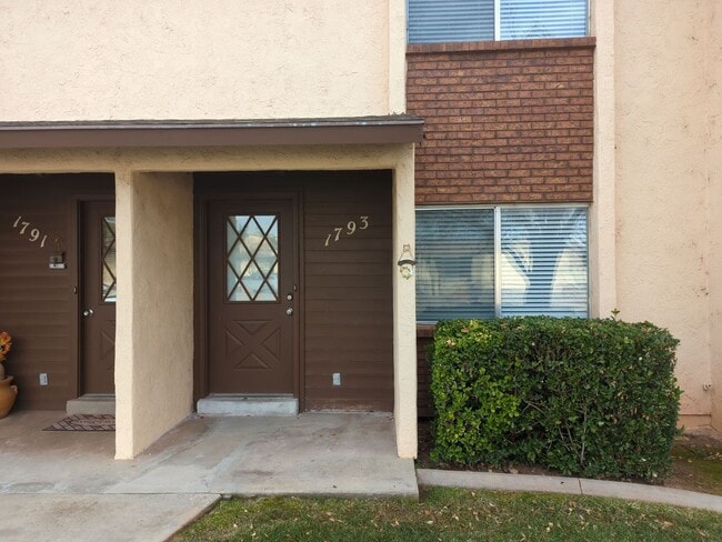 Building Photo - Beautifully Updated 2 Bed Townhome with Pool Access