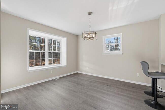 Building Photo - 221 Oak Ln