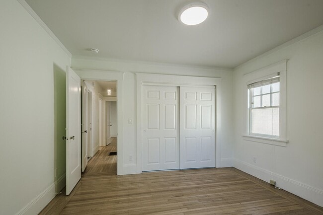 Building Photo - Charming Burlingame Home, 2 Bedroom / 1 Ba...