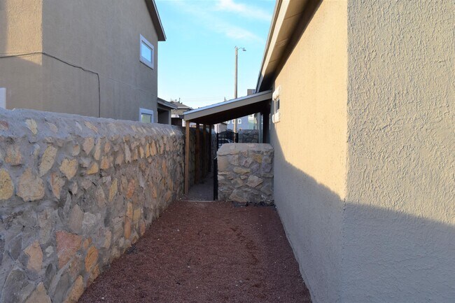 Building Photo - 14350 N Cave Dr