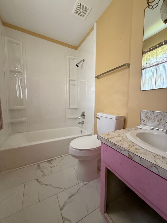 Building Photo - 5 bedroom home for rent