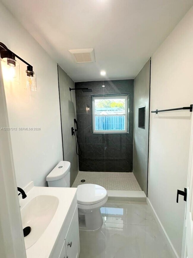 Building Photo - 1473 NE 30th Ct