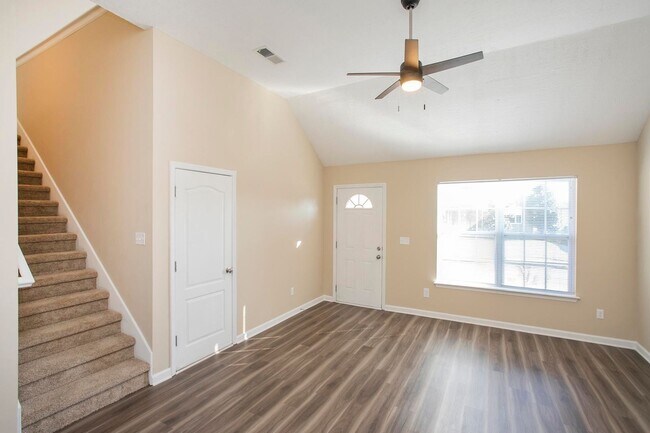 Building Photo - 3 Bed w/Bonus, Large Yard in Sought After ...
