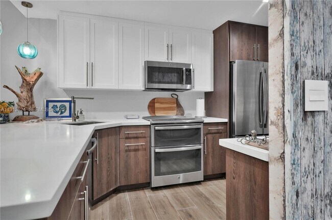 Building Photo - 5555 Collins Ave