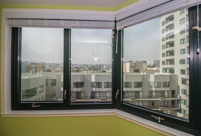 Building Photo - Updated One Bedroom Condo at Opera Plaza |...