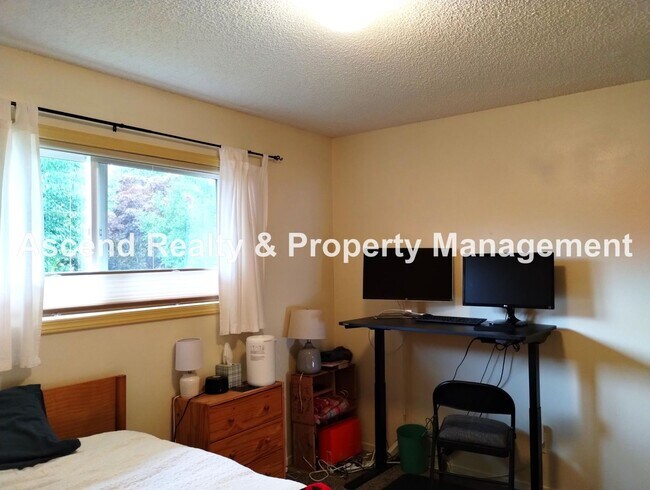 Building Photo - Ideal Hillsboro Location 2 Level Home with...