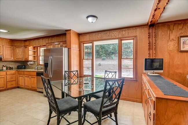 Building Photo - 3 Bedroom 2.5 Bathroom Ranch