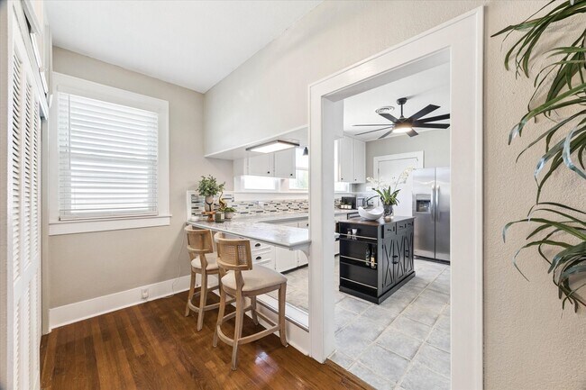 Building Photo - 3828 Seawall Blvd