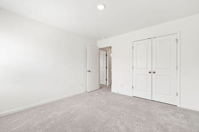 Building Photo - Charming 3BR End-Unit Townhome in Wake Forest!