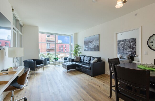 Building Photo - Modern 2 Bed/ 2 Bath Condo in the Heart of...