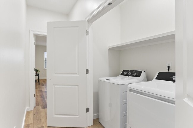 Building Photo - 2BD/2.5BA Townhouse w/ Private Fenced in Backyard, Covered Off Street Parking!