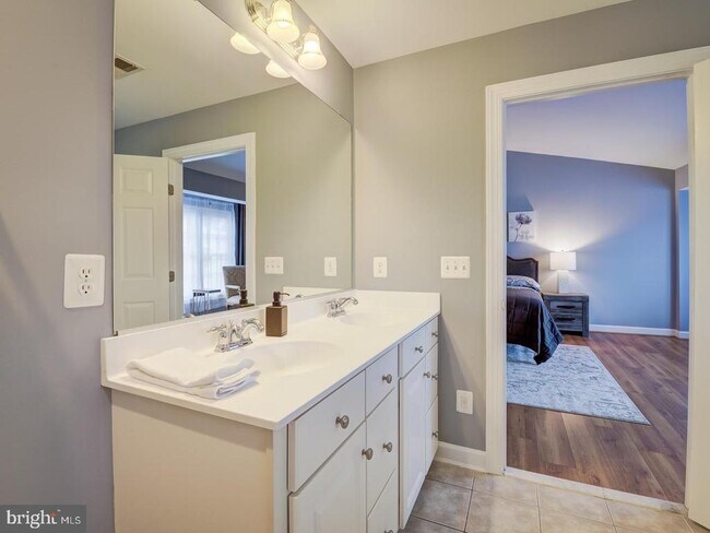 Building Photo - 8410 Chaucer House Ct