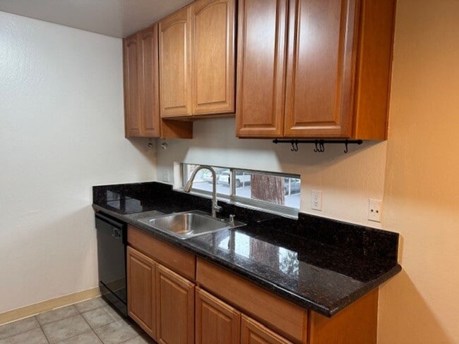 Building Photo - Beautiful upper level 1 bedroom, 1 bath unit in Station West