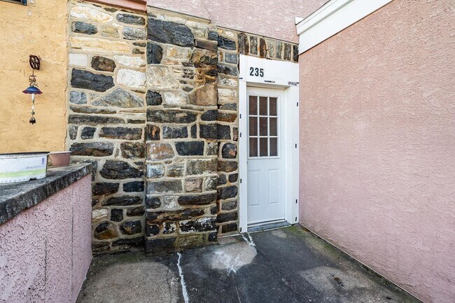 Building Photo - 235 W Chestnut St