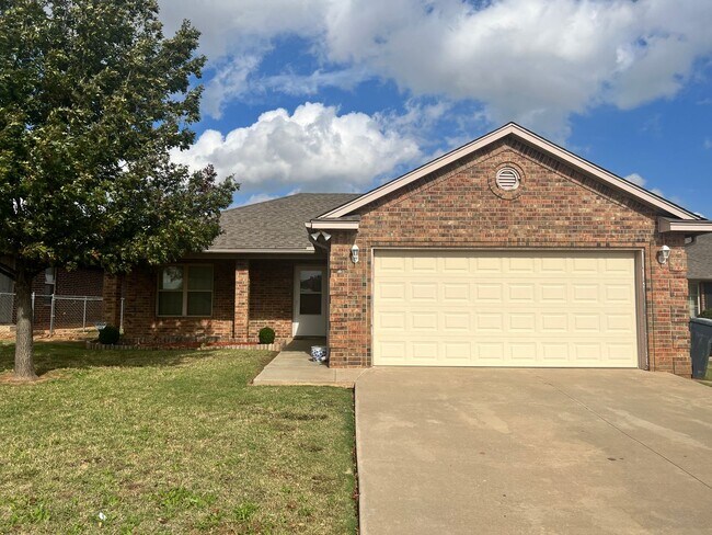 Building Photo - $500 OFF FIRST MONTHS RENT | Sweet Home in Hope Crossing!