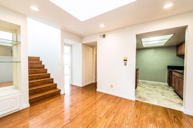Building Photo - Modern Style 3 Bed / 3 Bath Townhouse + Bonus Room in North Alhambra!