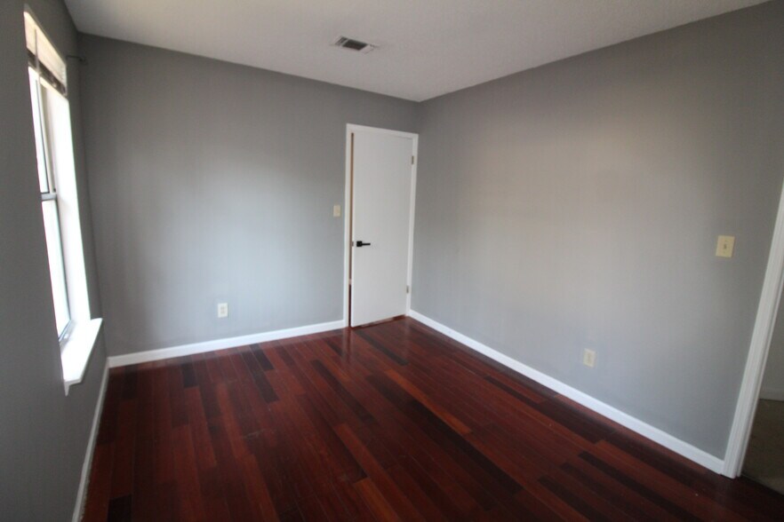 Building Photo - 530 Roys Ct