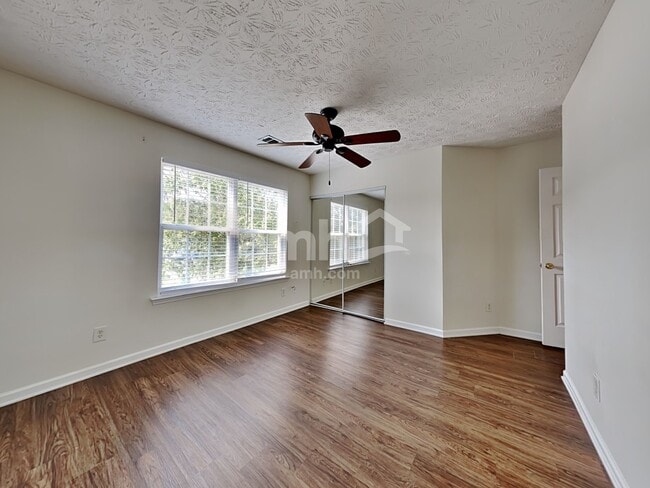 Building Photo - 307 Meadows Ln