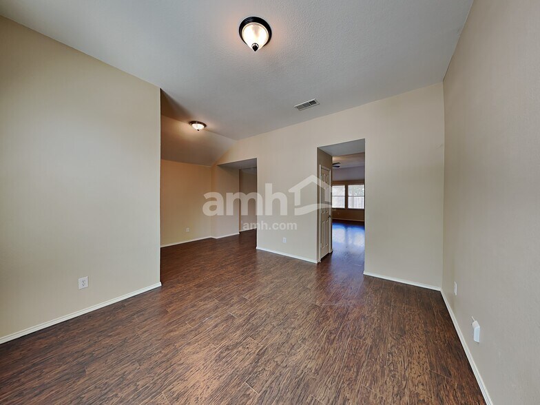 Building Photo - 530 Hickory Ln