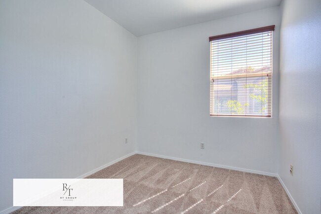 Building Photo - 27944 John F Kennedy Dr