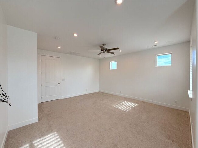 Building Photo - Desert Color Home 3 bd, 2.5 bt, Extra Large 2 Car Garage Home