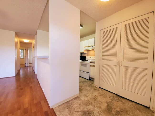 Building Photo - Available May 12, 2025 | 2 Bedroom, 2 bath...