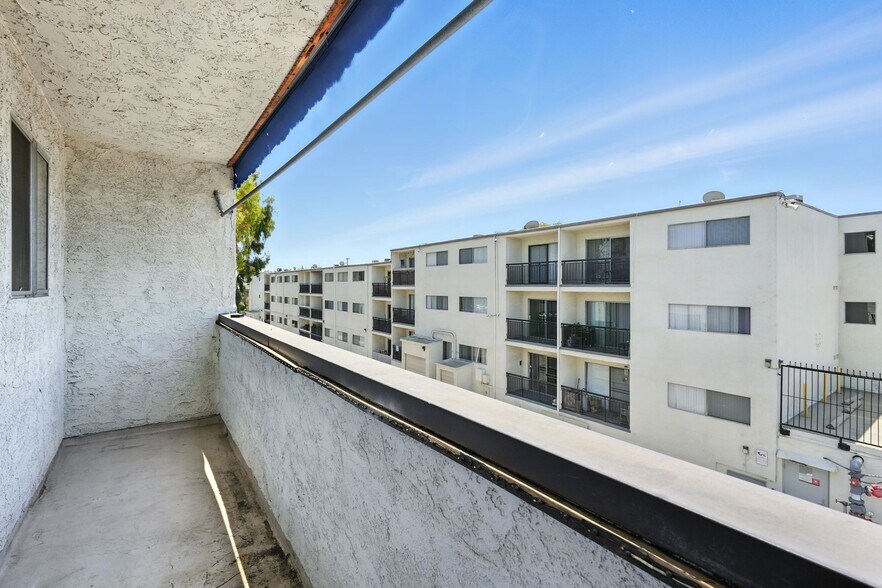 Building Photo - 18530 Hatteras St