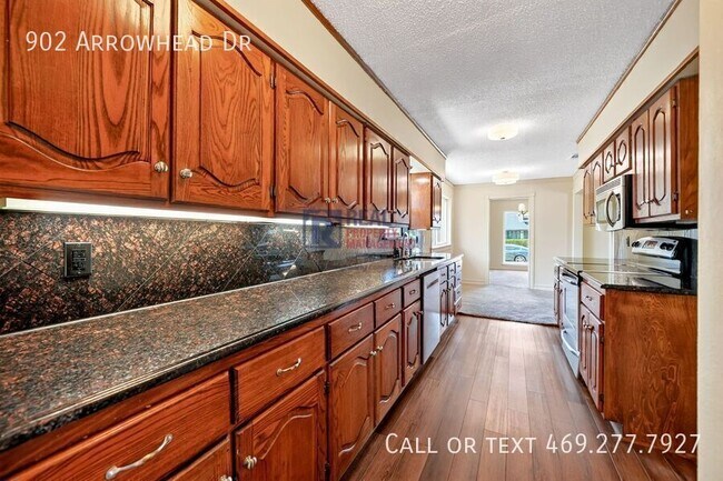 Building Photo - 902 Arrowhead Dr