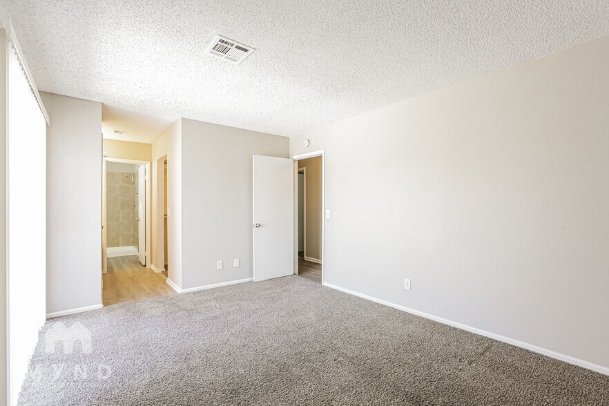Building Photo - 261 Queen Marie Ct