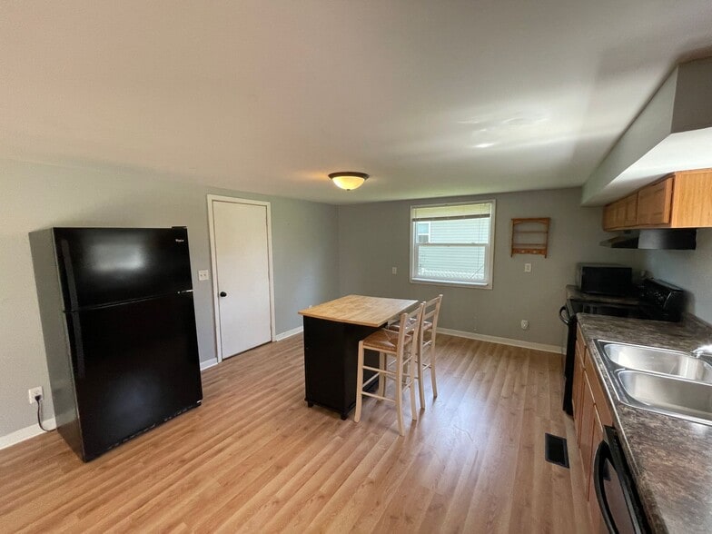 Building Photo - 2306 Deerwood Dr
