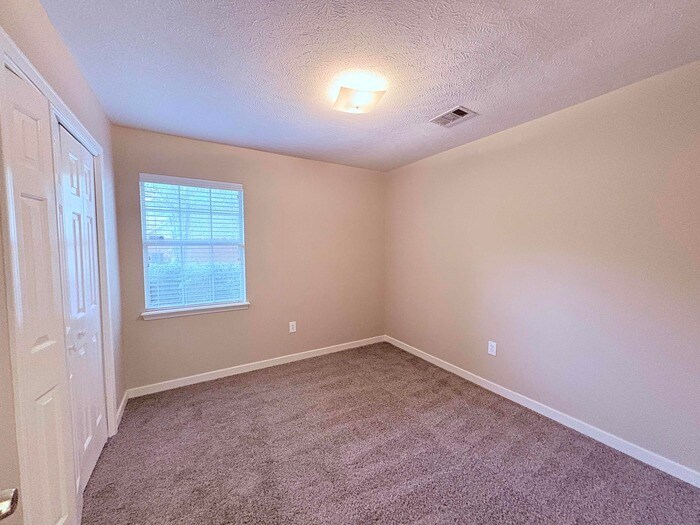 Building Photo - 3007 Willow Dr