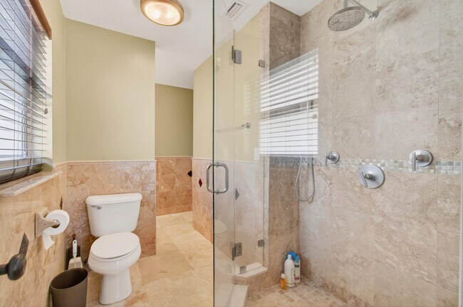 Building Photo - 7076 Middlebury Dr