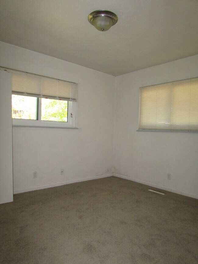 Building Photo - 1105-1107 Baker St Duplex