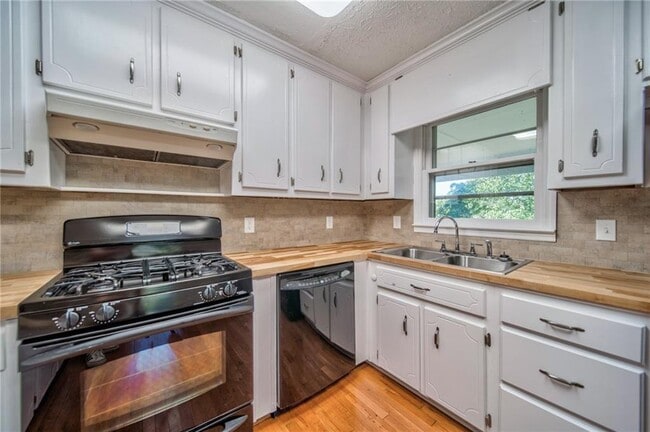 Building Photo - 216 Cedar Valley Ct