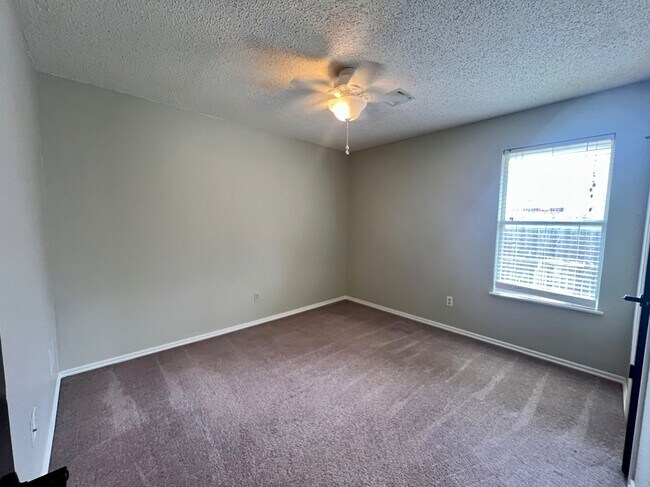 Building Photo - 9300 Buttonwood Ave