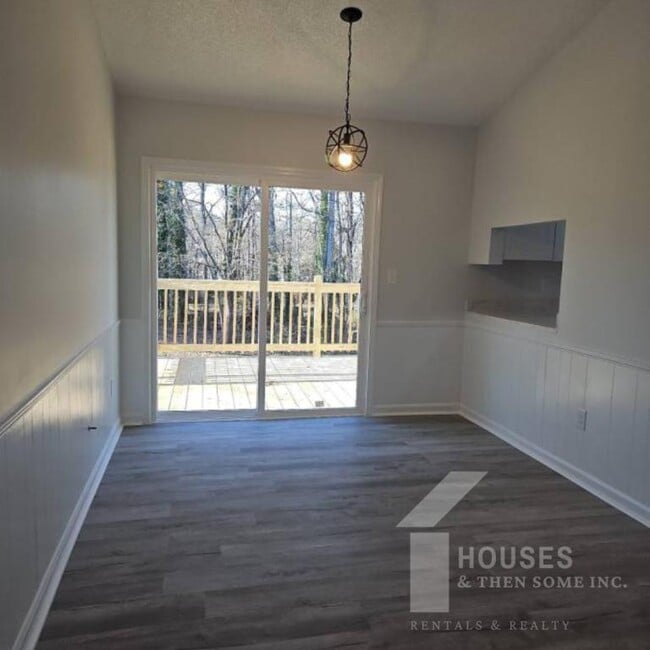 Building Photo - 10 River Ct