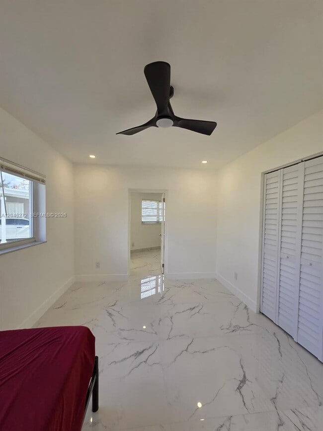 Building Photo - 305 SE Airoso Blvd