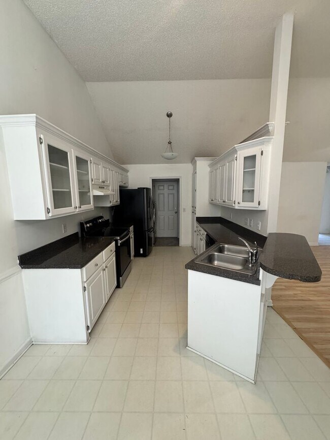 Building Photo - Single-family 3bd/2ba