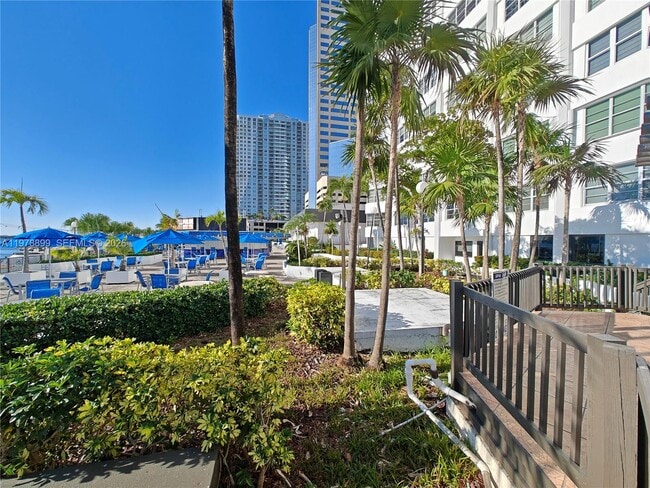 Building Photo - 999 Brickell Bay Dr