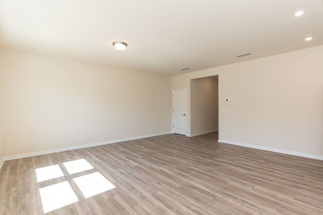 Building Photo - Three Bedroom Home!