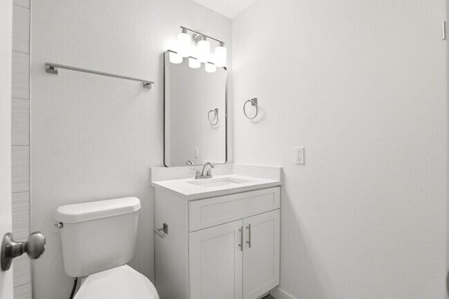 Building Photo - Modern Living Awaits in This Renovated Oviedo 3BR Duplex